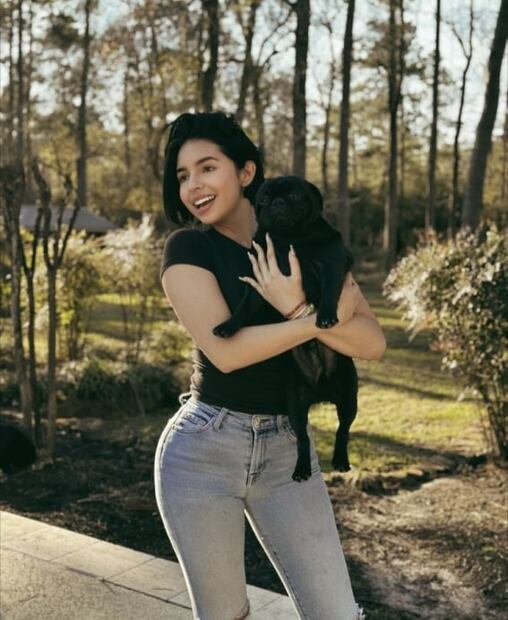 El look más natural de Ángela Aguilar sin maquillaje y jeans rotos