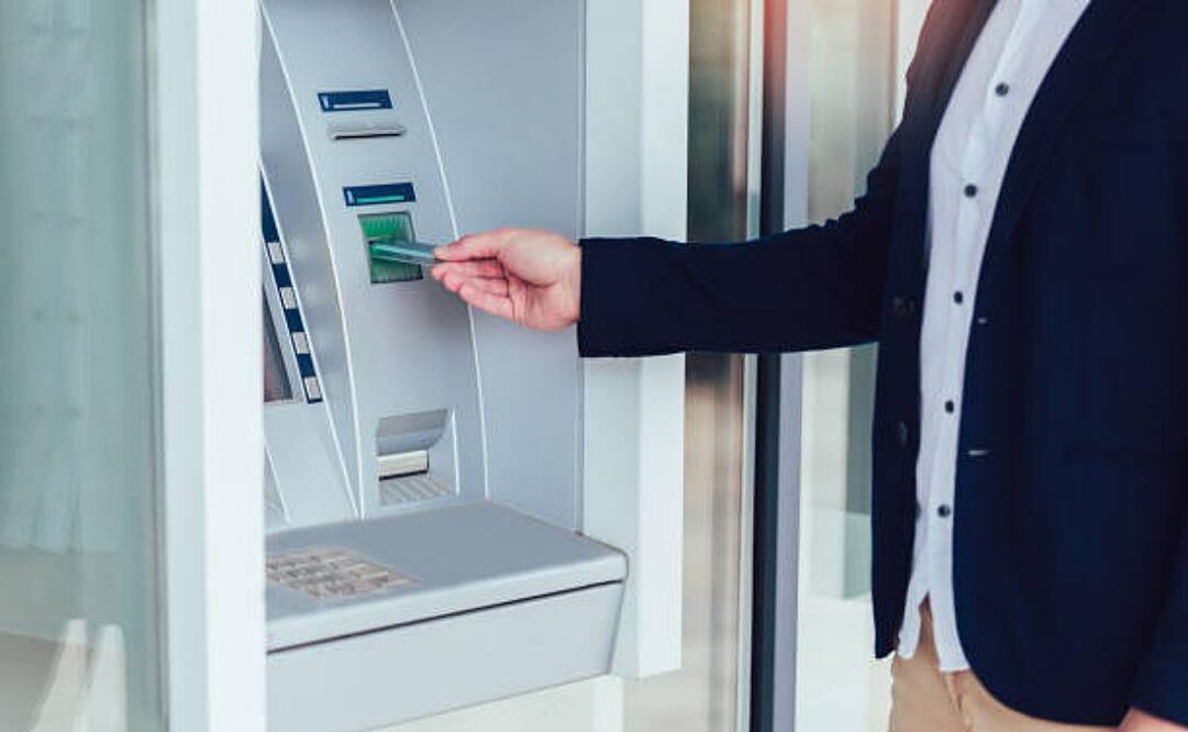 En algunos cajeros automáticos cuenta con la función de pagar servicios o depositar dinero. Foto: iStock