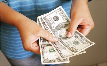 Dólar se vende debajo de los 25 pesos, su nivel más bajo en la semana