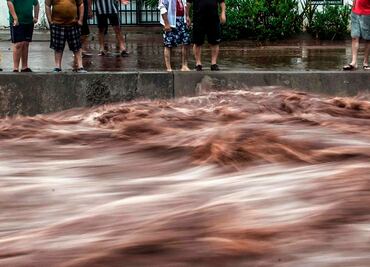 Policía de Culiacán busca a 3 mujeres arrastradas por arroyo