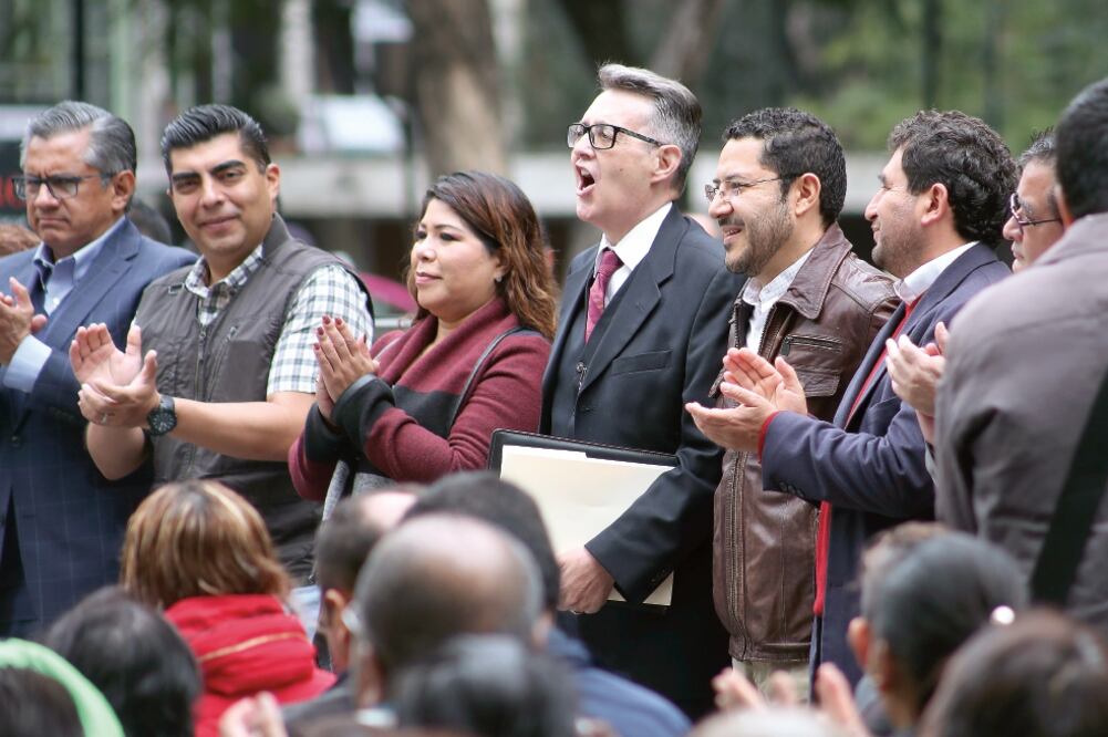 Martí Batres, líder de Morena en la capital del país, estuvo ayer en el informe de labores que rindió el diputado local del partido, José Alfonso Suárez del Real, en el Kiosco Morisco de la colonia Santa María la Ribera. (ARIEL OJEDA. EL UNIVERSAL)