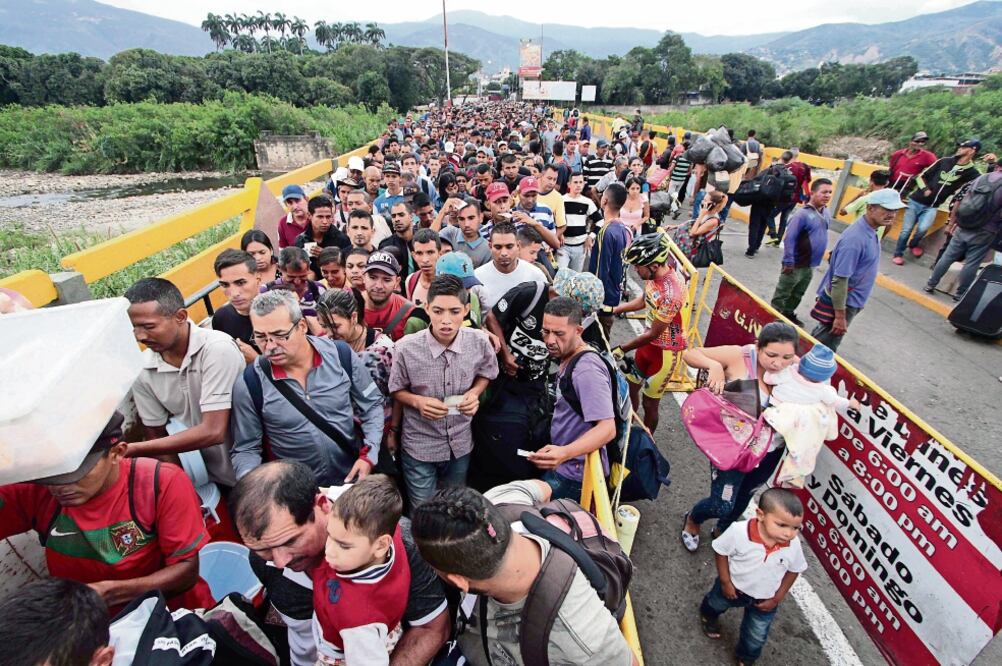 Venezolanos intentan cruzar el puente internacional Simón Bolívar hacia Colombia, que endureció los controles migratorios ante el éxodo masivo del vecino país, donde se vive una grave crisis. (GEORGE CASTELLANOS. AFP)