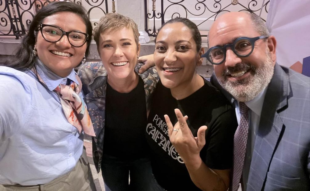 La periodista deportiva Marion Reimers y el equipo de la asociación civil Perteneces. Foto: Facebook @pertenecesac