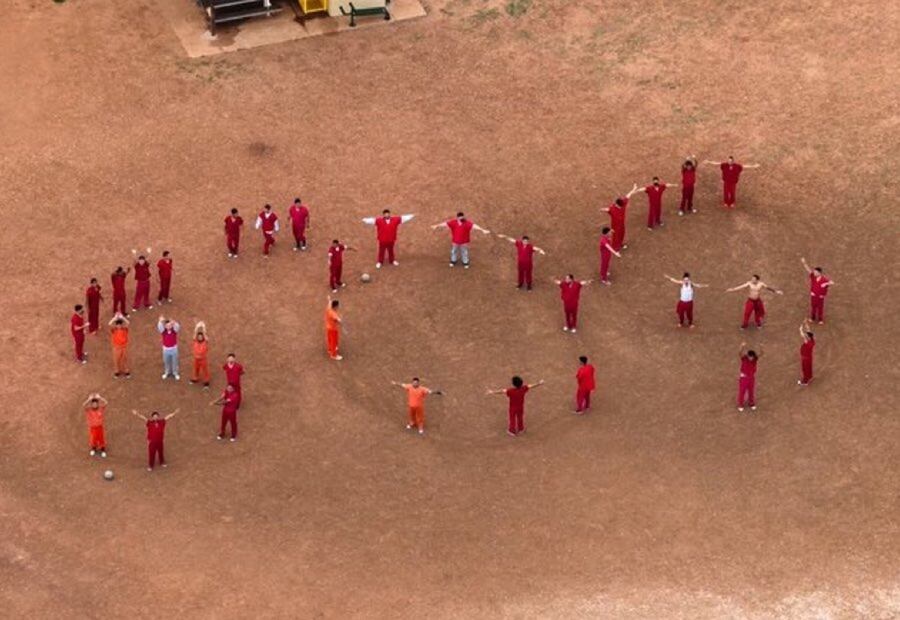 Migrantes detenidos forman las letras SOS en el centro de detención de Bluebonnet, en Texas. Foto: captura de pantalla