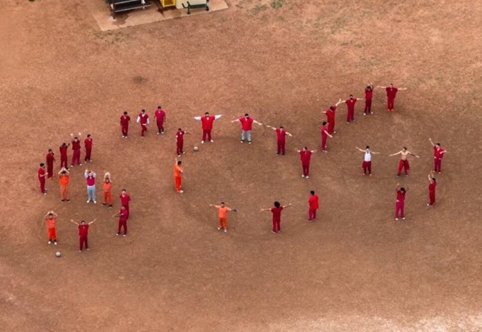 Los detenidos forman las letras SOS en el centro de detención de Bluebonnet, en Texas. Foto: Captura de pantalla