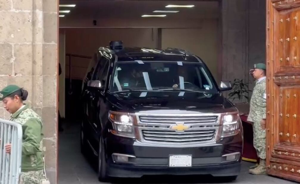 Tras su primera conferencia mañanera y abordo de una de las camionetas de Presidencia de la República, Claudia Sheinbaum salió de Palacio Nacional rumbo al puerto de Acapulco, Guerrero, para hacer una evaluación de las afectaciones tras el paso del huracán "John". Foto: Especial