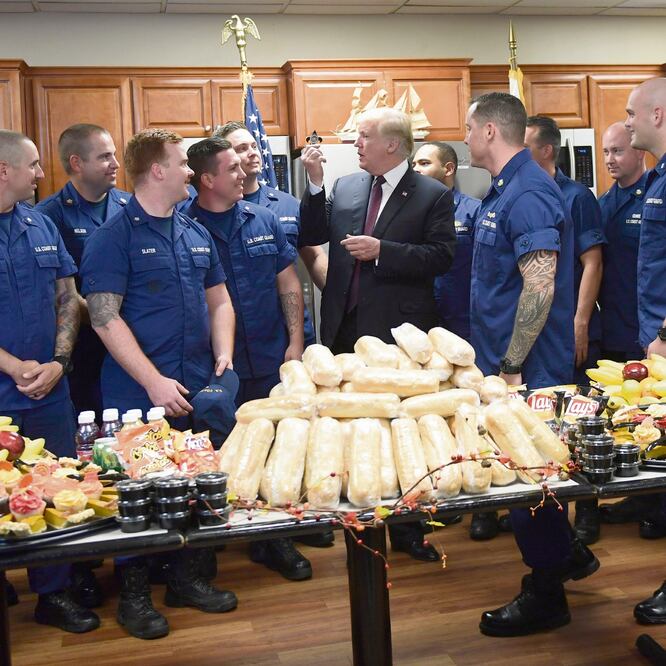 Celebración. El presidente Donald Trump se reunió ayer con miembros de la Guardia Costera en Florida. Foto: SUSAN WALSH. AP