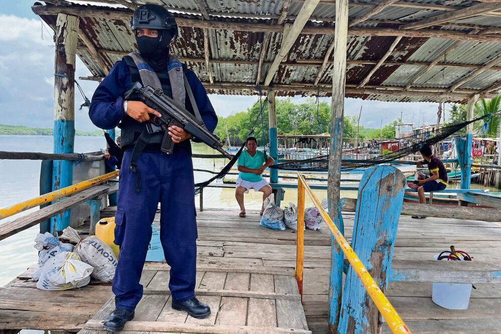 Un guardia vigila la isla Puerto Libertad, en Guayaquil. Foto: AFP
