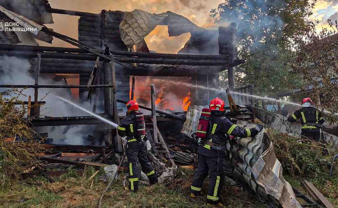 Una foto facilitada por el Servicio Estatal de Emergencias muestra a rescatistas ucranianos trabajando en el lugar de un ataque ruso contra una zona residencial tras un masivo ataque nocturno en Lviv, Ucrania, el 21 de agosto de 2025, en medio de la invasión en curso. Una persona murió y al menos otras tres resultaron heridas en la ciudad occidental ucraniana después de que Rusia lanzara un ataque a gran escala con al menos 40 misiles de diferentes tipos y 574 drones por todo el país, según el Servicio Estatal de Emergencias. (Rusia, Ucrania, Leópolis). Foto: EFE