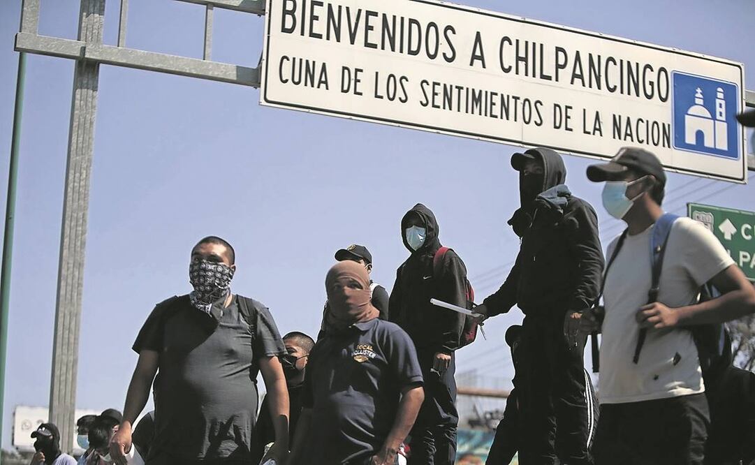  Estudiantes de Ayotzinapa bloquearon ayer la Autopista del Sol, en el municipio de Chilpancingo, Guerrero, para exigir que se esclarezca el caso de los 43. Foto: EFE.