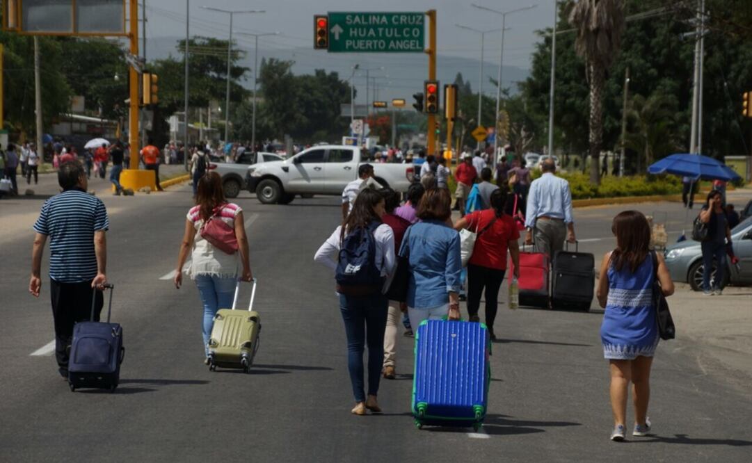 Turistas tuvieron que caminar con su equipaje para no perder sus vuelos. /Edwin Hernández - EL UNIVERSAL