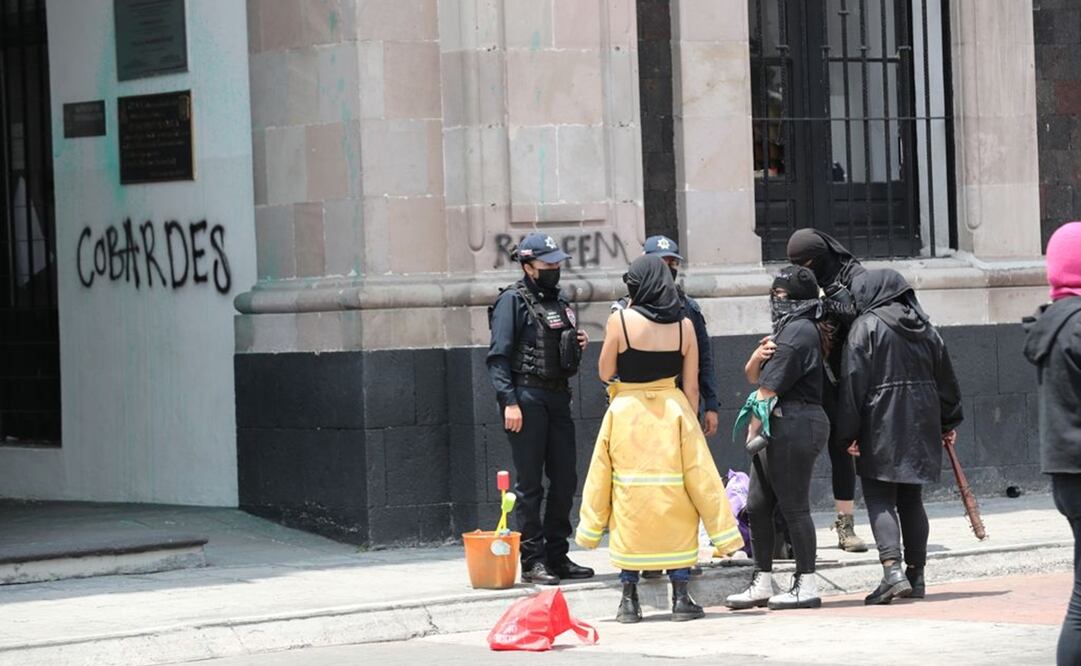 Una de las manifestantes señaló que a plena luz del día estos sujetos arremetieron contra una periodista que les tomaba fotos como parte de su trabajo. Foto: Jorge Alvarado