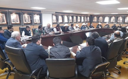 Transportistas amagan con cerrar otra vez carreteras, casetas y puentes internacionales; analizan bloquear puertos