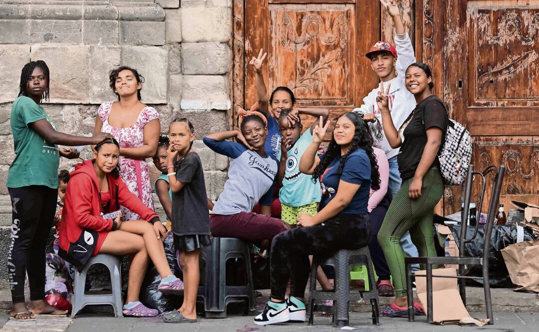 Migrantes africanos y latinoamericanos, en su mayoría venezolanos, instalaron un campamento en la Plaza de la Soledad, en la Ciudad de México. Foto: Diego Simón Sánchez | El Universal