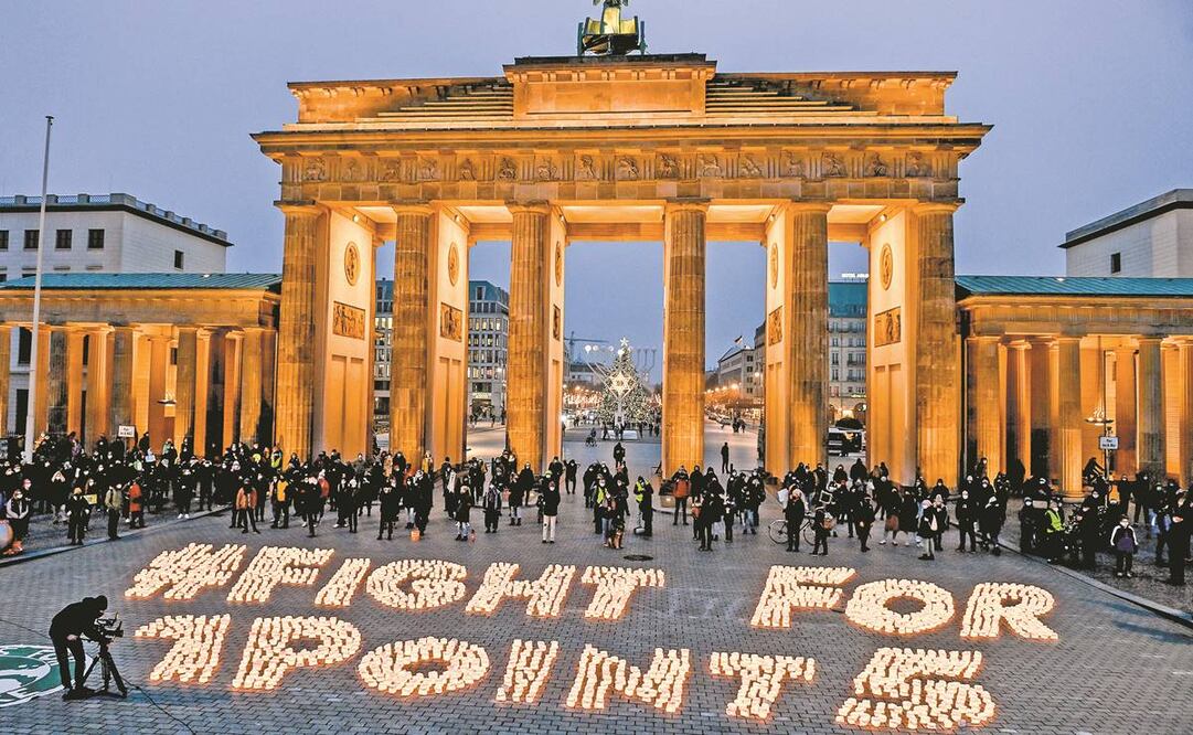 Activistas medioambientales, en la Puerta de Brandeburgo, en el quinto aniversario de la firma del Acuerdo de París. Foto: Filip Singer. EFE