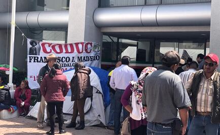 Mantienen campesinos de Hidalgo plantón en el SAT