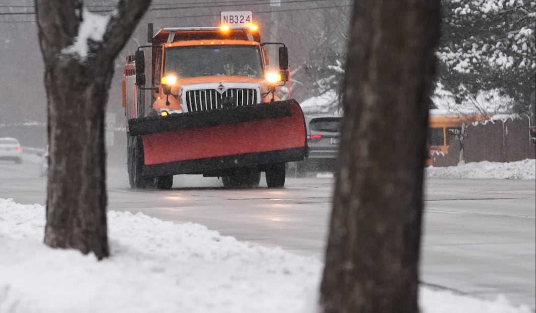 Un camión quitanieves circula durante la caída de nieve en Wheeling, Illinois, el lunes 1 de diciembre de 2025. Foto: AP
