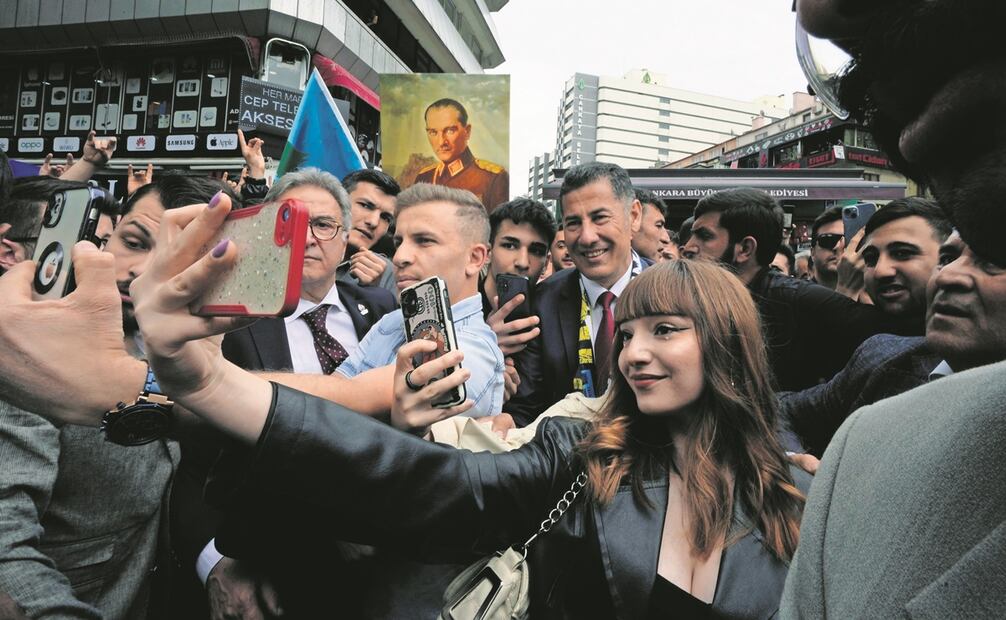 Sinan Ogan, centro derecha, académico y candidato presidencial de la alianza ATA (Ataturk), formada por partidos políticos nacionalistas, Foto: Burhan Ozbilici / AP