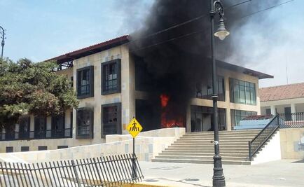 Maestros vandalizan alcaldía de San Cristóbal de las Casas