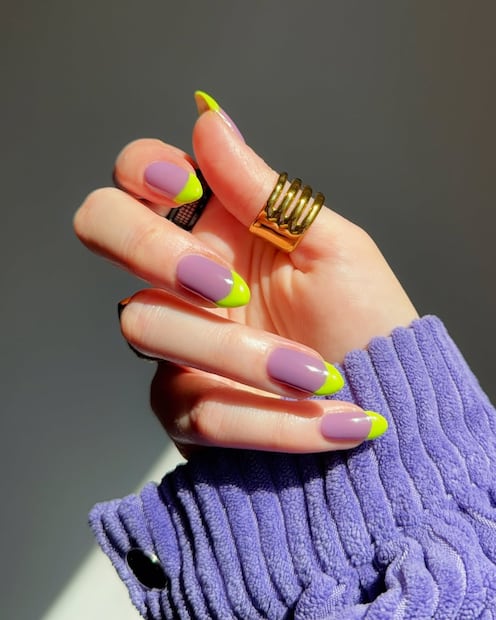 Uñas francesas en tono neón. Foto: Instagram @feisty_fingers