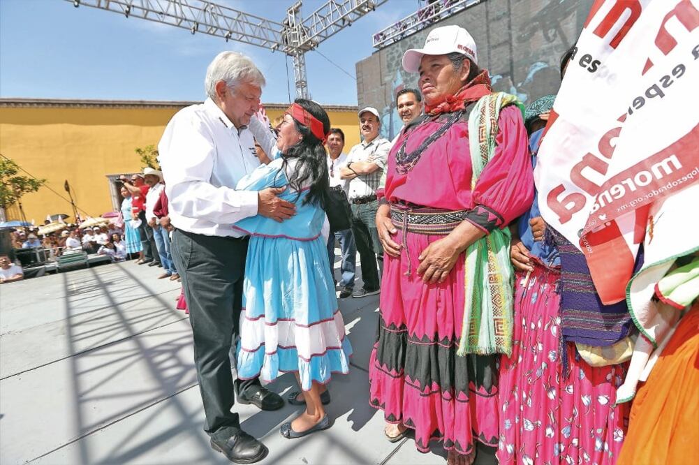 Andrés Manuel López Obrador, candidato de Juntos Haremos Historia, saludó a cada uno de los invitados rarámuris, y ellos con sus rasgos duros alzaron banderines en apoyo al morenista (VALENTE ROSAS. ELUNIVERSAL)