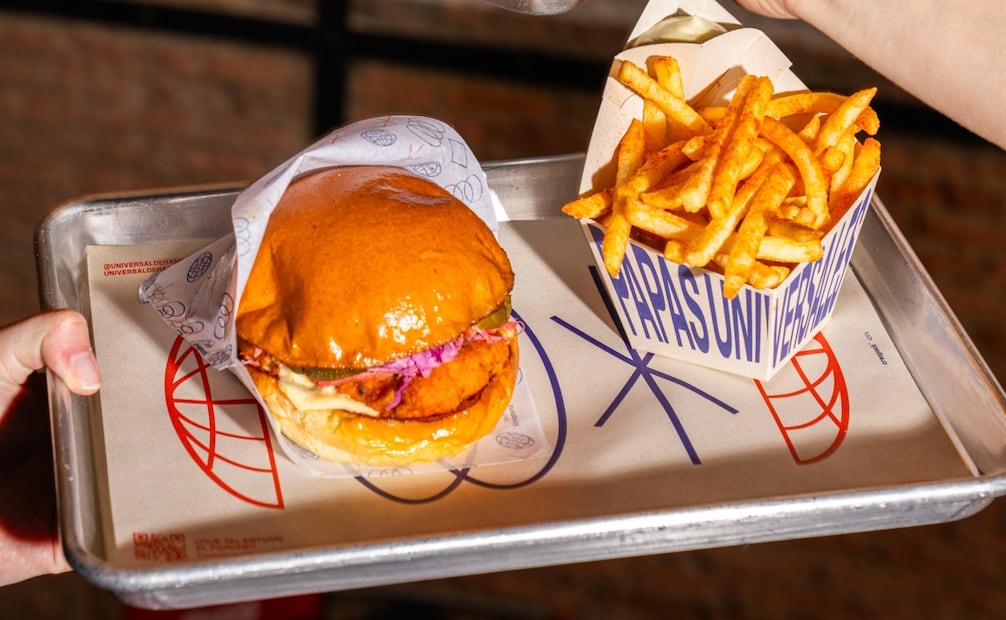 Con un ambiente familiar, Universal de Hamburguesas también es un spot para tus reuniones. Foto: Cortesía Universal de Hamburguesas