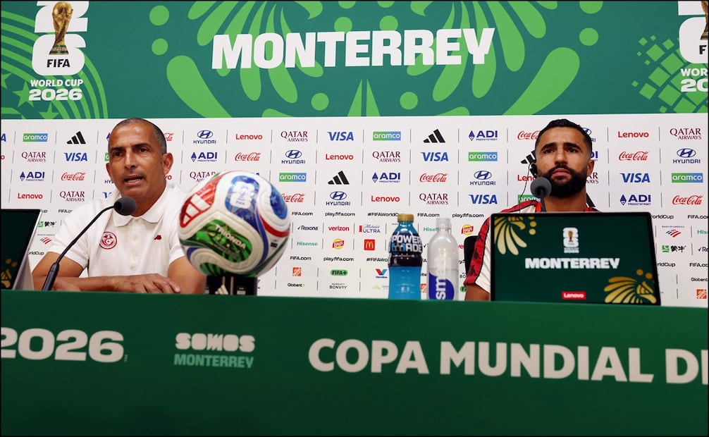 Sabri Lamouchi, entrenador de Túnez, y el defensa Ali Abdi dan sus impresiones en el Estadio Monterrey, previo a su partido ante Suecia. FOTO: AFP