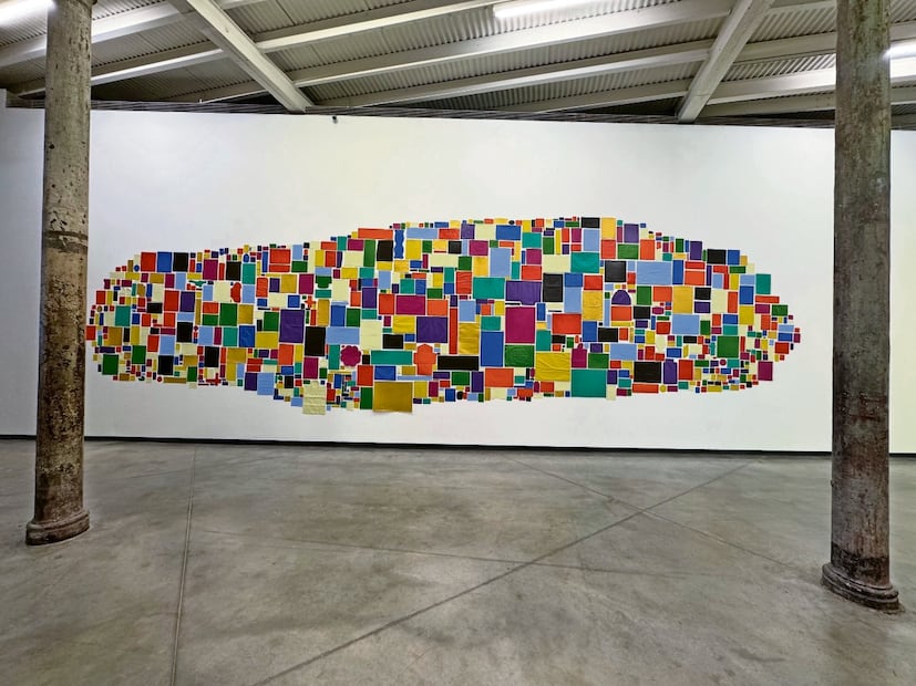 Autorretrato ciego es un mural con papeles que forman la identidad de Abraham Cruzvillegas, pero pintadas de tal forma que nos se descifra su contenido. Foto: Fundación PROA