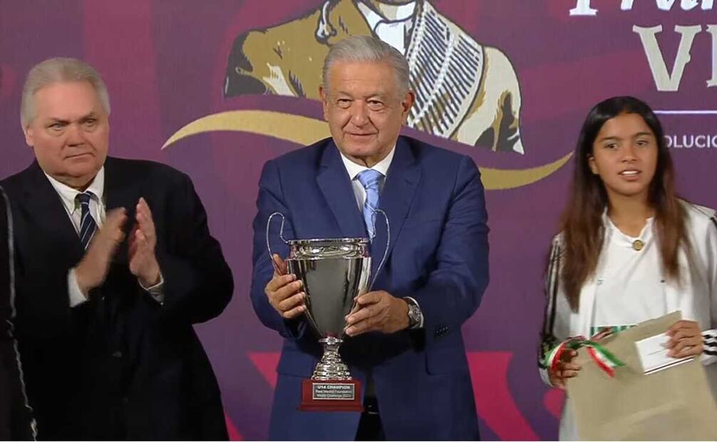 AMLO sostiene la copa ganada por niñas y niños neoleonenses de 13 y 14 años. Foto: captura de pantalla