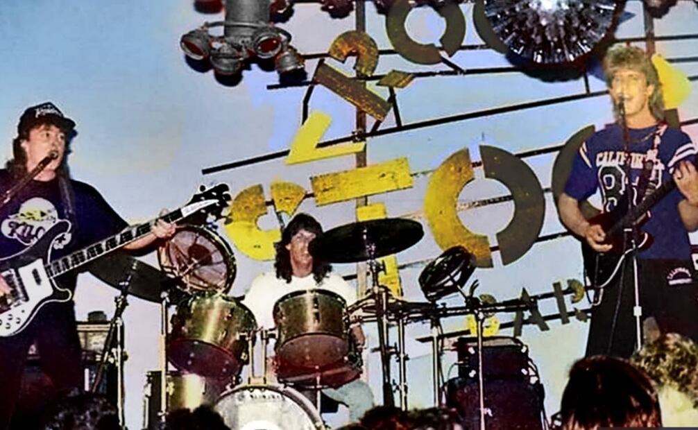 En el bar Rock Stock tocaron varias bandas de rock famosas. Este bar transmitía en vivo a través de la estación Rock 101, de Grupo Radio Mil y se ubicaba sobre Paseo de la Reforma casi esquina con Niza frente a la Glorieta de la Palma. Cortesía Archivo Rock Stock Residente.