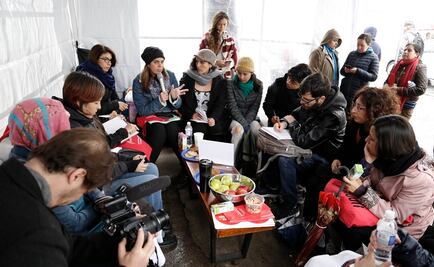 Con charla y salsa exigen frente a PGJ justicia por feminicidios