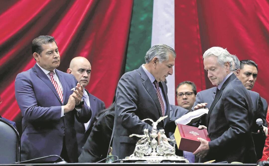 dán Augusto López, secretario de Gobernación, entregó el 4 Informe de Gobierno al presidente de la Cámara de Diputados, Santiago Creel Miranda, del PAN. Foto: Diego Simón/EL UNIVERSAL