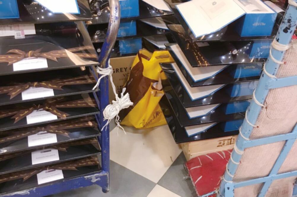 EL UNIVERSAL posee fotografías en las que se ven carritos con las bebidas que regaló el legislador a sus compañeros (CORTESÍA)