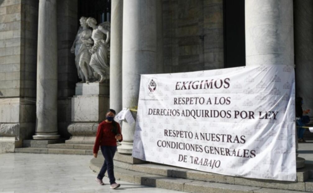 En día de apertura de Bellas Artes, trabajadores bloquean acceso