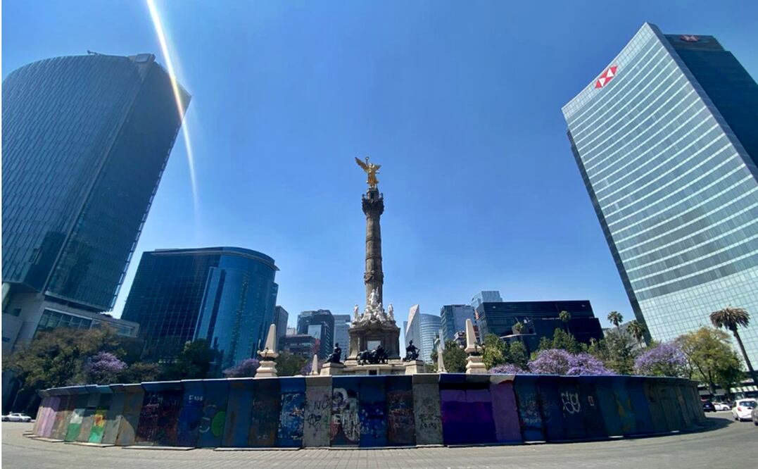 Vallas metálicas fueron colocadas en negocios, hoteles y centros comerciales que se ubican sobre Paseo de la Reforma. Foto: Juan Carlos Williams / EL UNIVERSAL