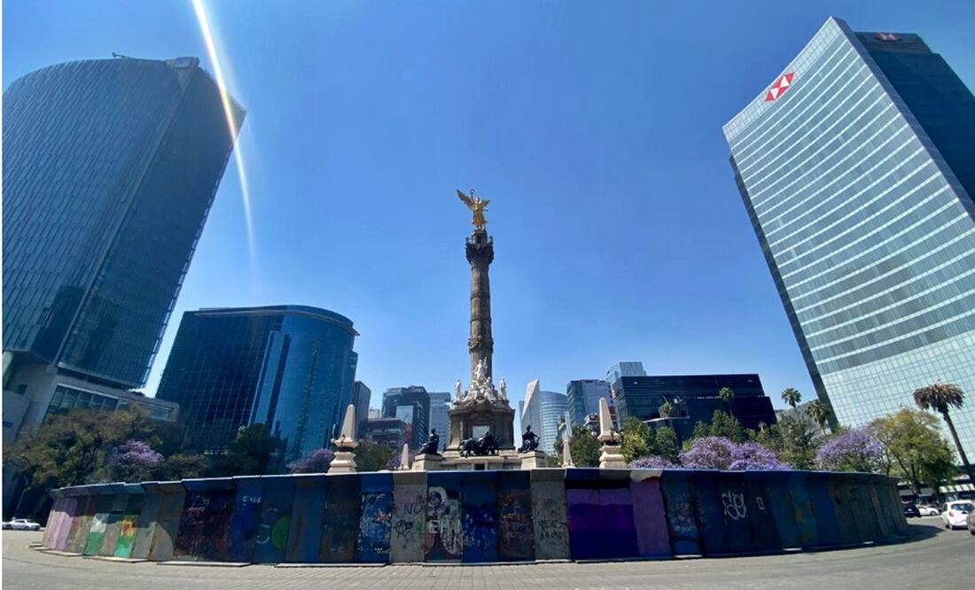 Vallas metálicas fueron colocadas en negocios, hoteles y centros comerciales que se ubican sobre Paseo de la Reforma. Foto: Juan Carlos Williams / EL UNIVERSAL