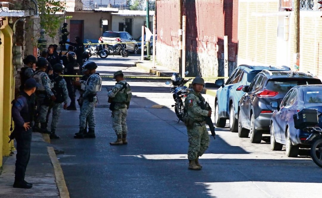 Elementos de la policía de Cuernavaca, del Ejército y GN acudieron a atender el reporte de un hombre asesinado a balazos en la colonia Carolina. Foto: MARGARITO PÉREZ/CUARTOSCURO