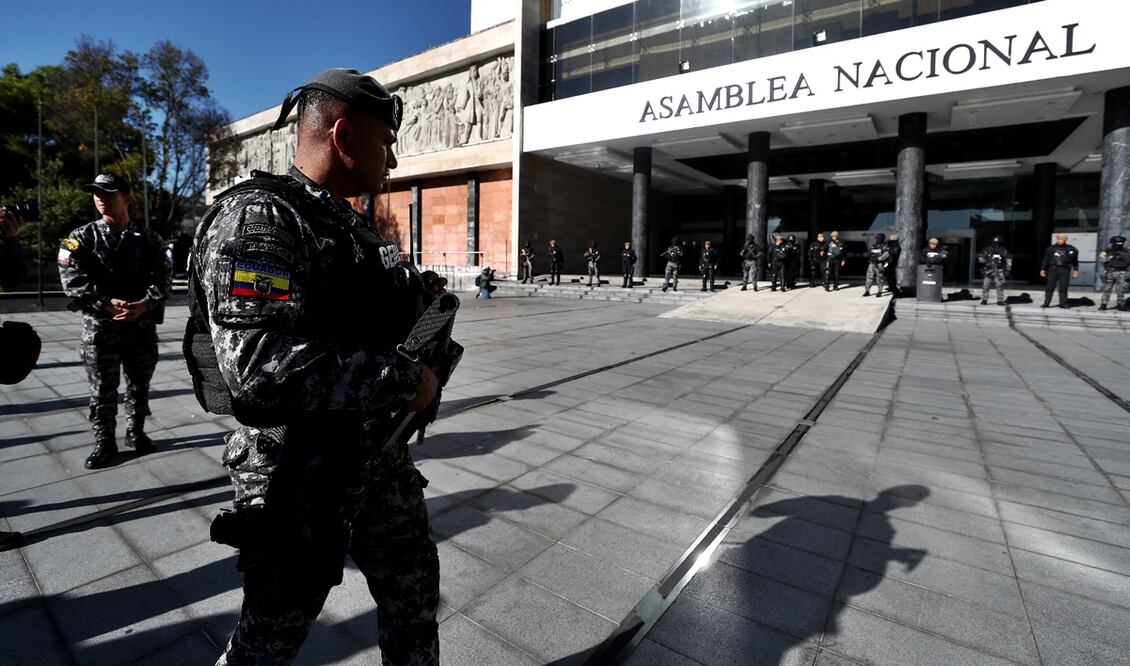 Policías vigilan los exteriores de la sede de la Asamblea Nacional (Parlamento), en Quito, Ecuador. Foto: EFE