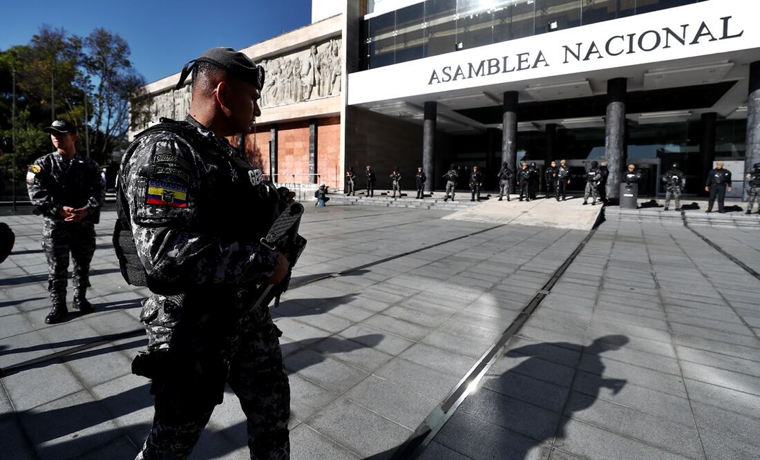 Policías vigilan los exteriores de la sede de la Asamblea Nacional (Parlamento), en Quito, Ecuador. Foto: EFE