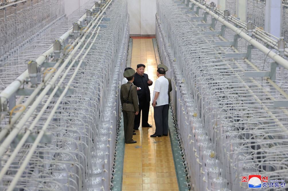 Kim Jong-un, líder norcoreano, al revisar el Instituto de Armas Nucleares en un lugar sin especificar en Corea del Norte. Foto: AFP/Archivo