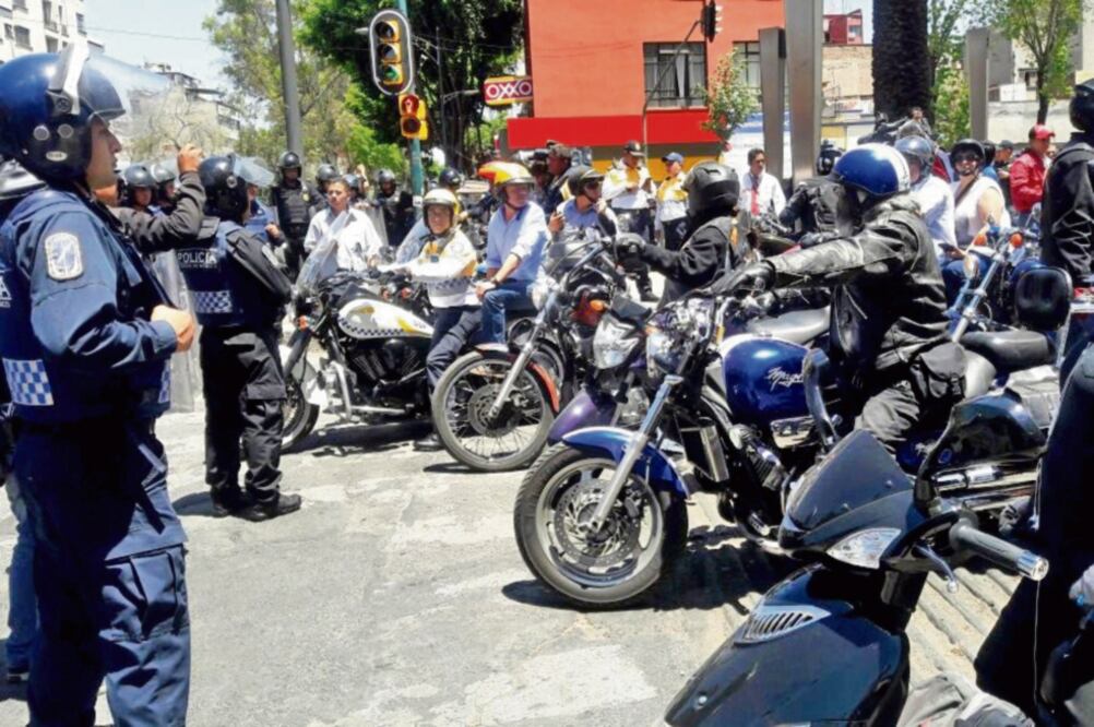 Motociclistas se manifestaron ayer contra el Hoy No Circula; por la tarde, la CAMe decidió que quedarán exentos del endurecimiento del programa (ANA ROSETE. OBTURADORMX)