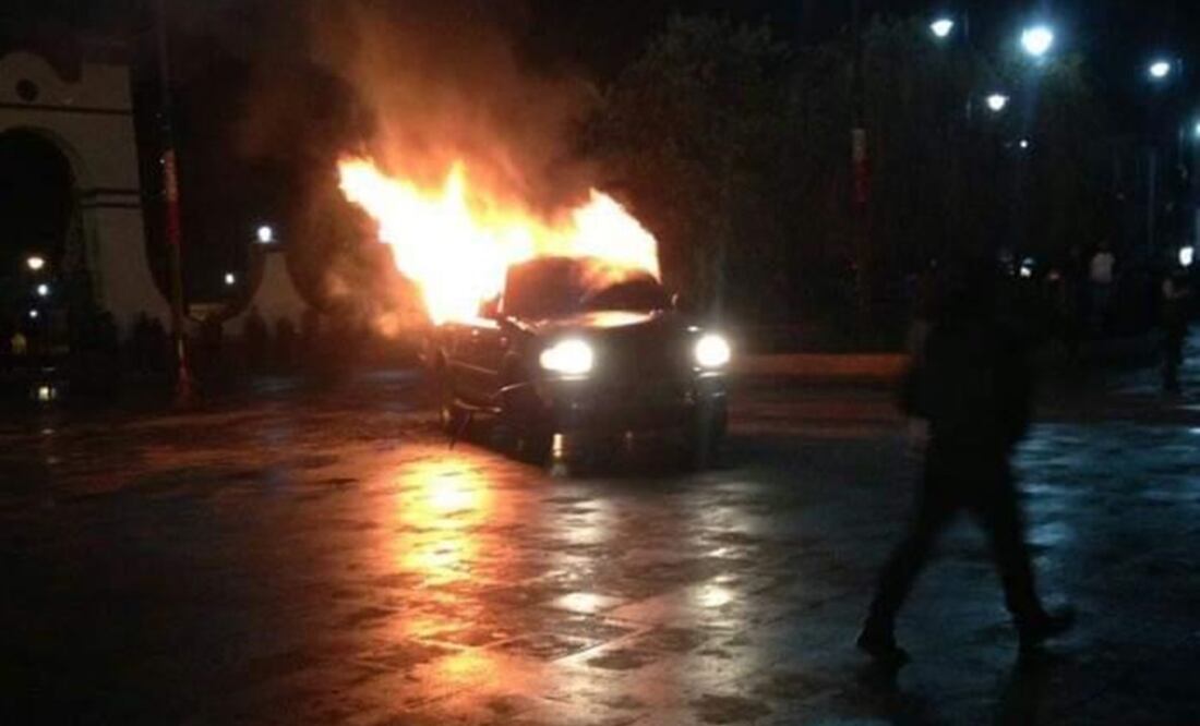 La camioneta en la que llegaron los 4 presuntos ladrones fue incendiada por los enfurecidos pobladores. Foto: Especial
