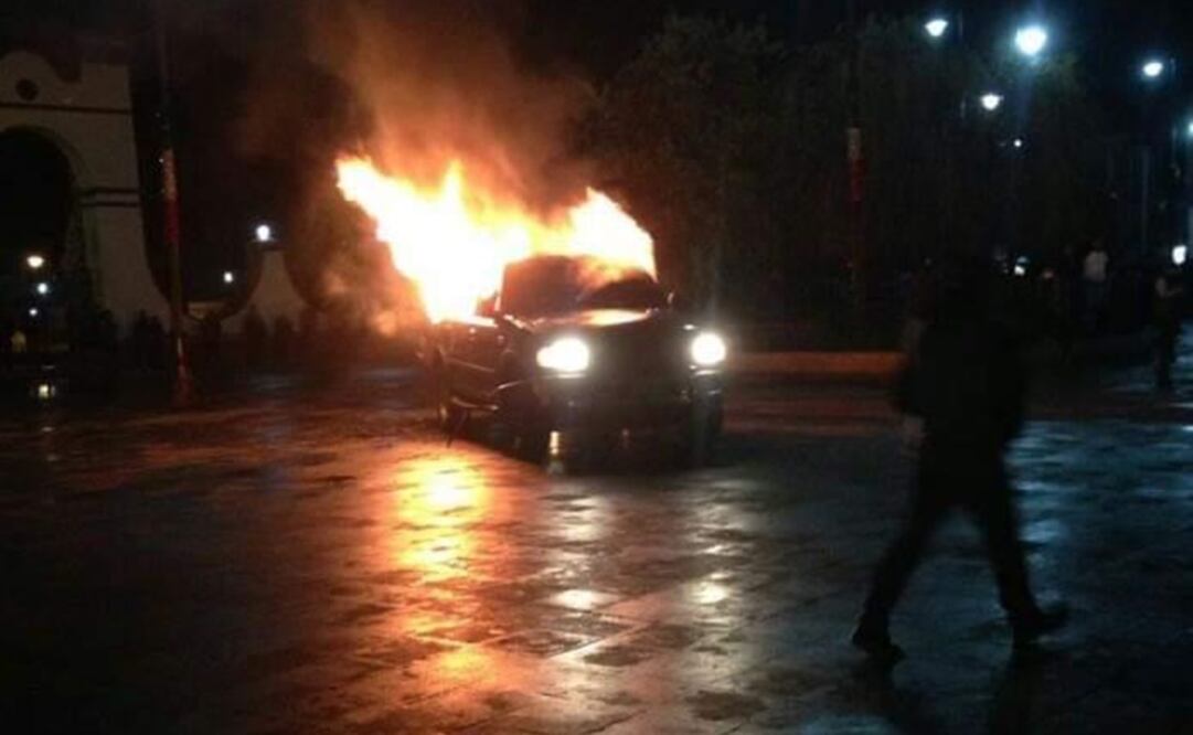 La camioneta en la que llegaron los 4 presuntos ladrones fue incendiada por los enfurecidos pobladores. Foto: Especial