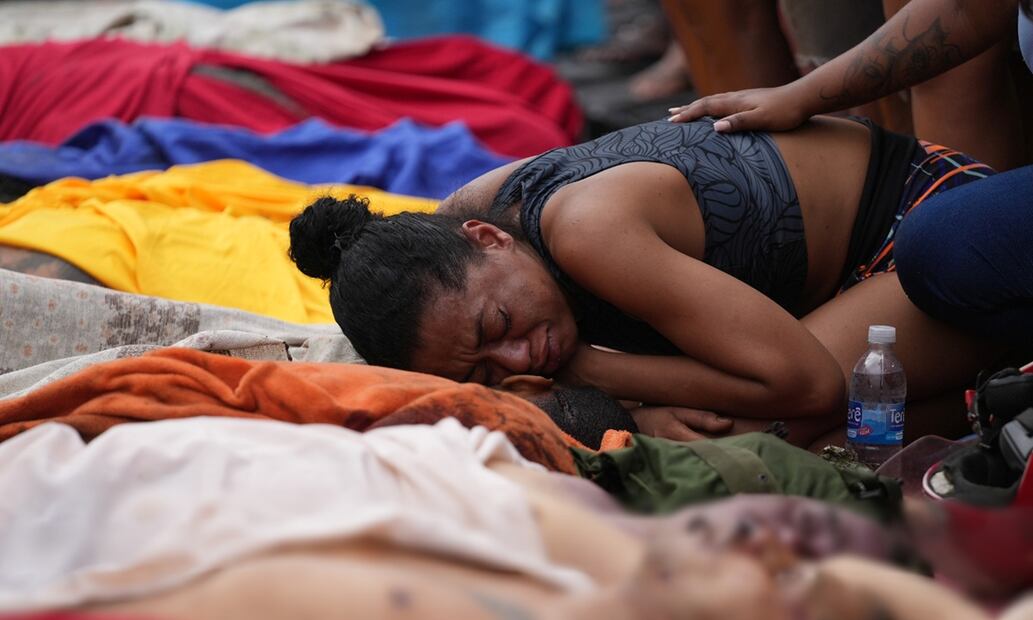 Una mujer llora sobre los cuerpos de las personas muertas el día anterior durante una redada policial contra la banda Comando Vermelho en la favela Complexo da Penha en Río de Janeiro, Brasil, el miércoles 29 de octubre de 2025. Foto: AP