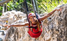 El parque con una tirolesa que aterriza en una cueva inundada