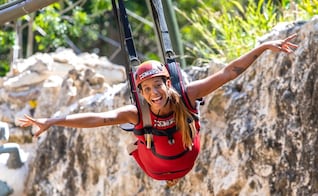 El parque con una tirolesa que aterriza en una cueva inundada