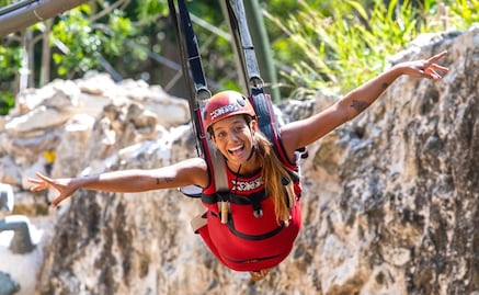 El parque con una tirolesa que aterriza en una cueva inundada