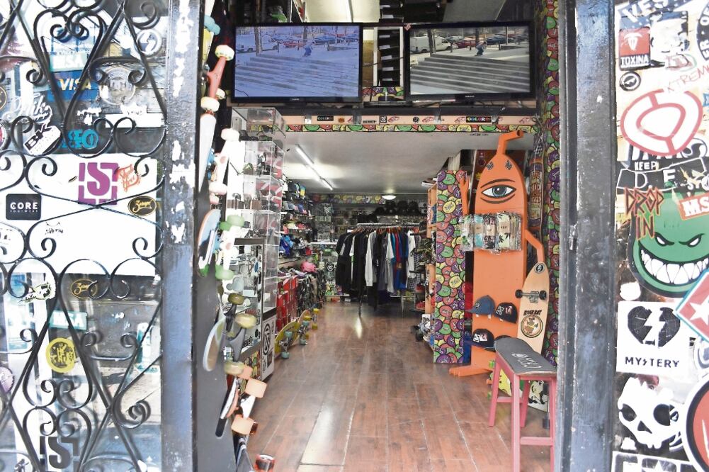 Mario Sáenz no se ha aparecido por su tienda de accesorios de skate , en Tenayuca 55 Bis, colonia Letrán Valle, desde el feminicidio de Victoria Pamel (ALONSO ROMERO. EL UNIVERSAL)