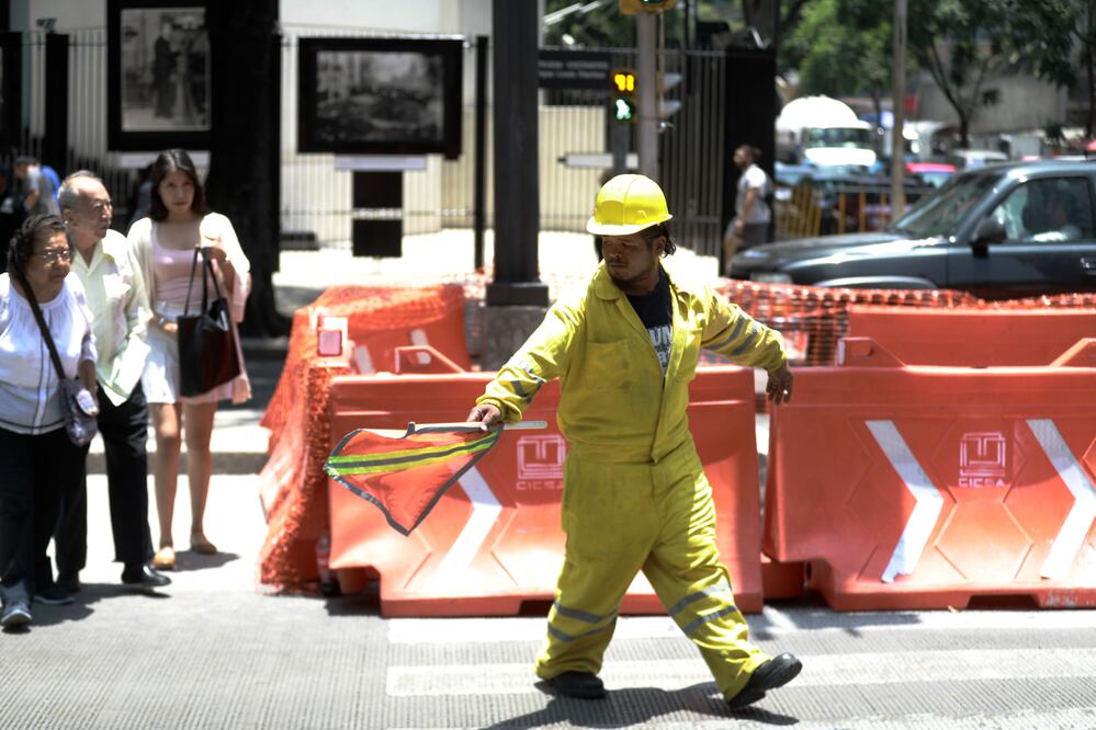 EN LA IMAGEN, ASPECTOS GENERALES DE TRABAJADORES QUE AUN SE ENCUENTRAN EN LAS OBRAS CLAUSURADAS DEL METROBUS SOBRE AVENIDA REFORMA. FOTO: ALEJANDRA LEYVA. EL UNIVERSAL 