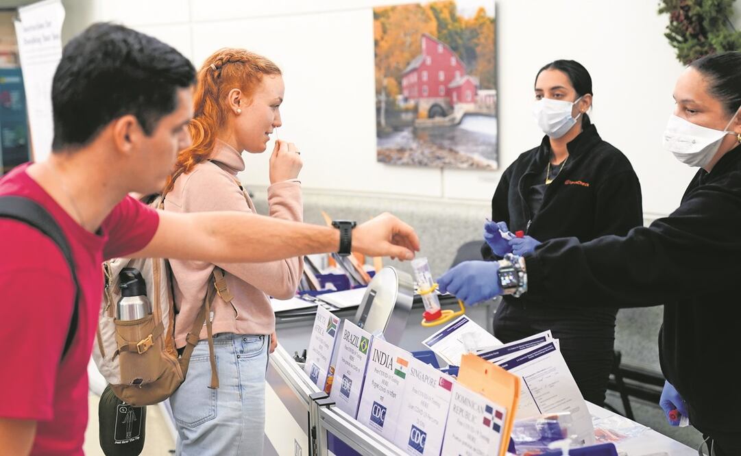 Pasajeros se realizan pruebas de Covid con fines de estudio en el Aeropuerto Internacional Newark Liberty en Newark, Nueva Jersey, el 4 de enero pasado. Foto: Seth Wenig / AP